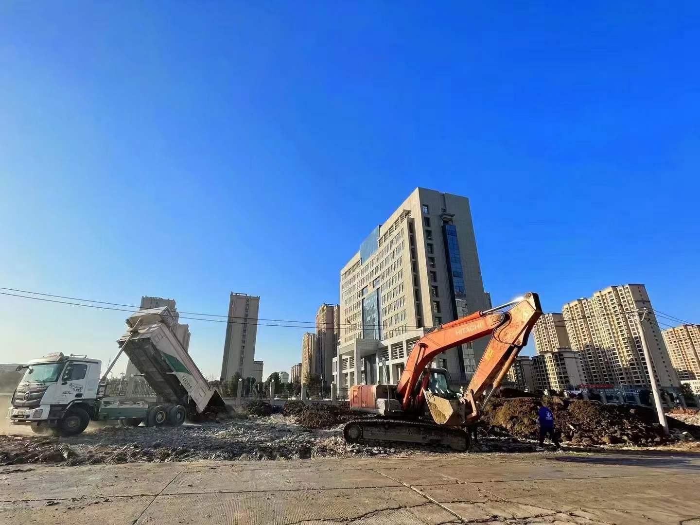 豪家集團(tuán)承建的政務(wù)花園項目、污水管網(wǎng)項目、CBD公園項目施工中