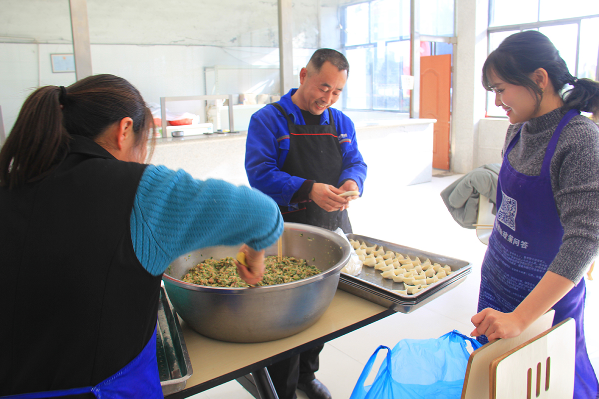 豪家集團(tuán)丨“情暖冬至，溫暖豪家”冬至包餃子活動1